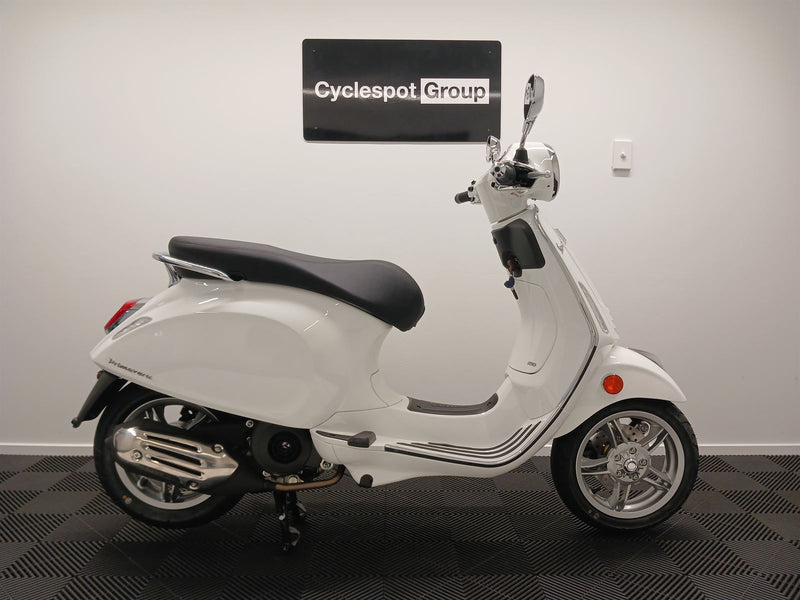 Load image into Gallery viewer, 2024 Vespa Primavera 150 | White Innocente