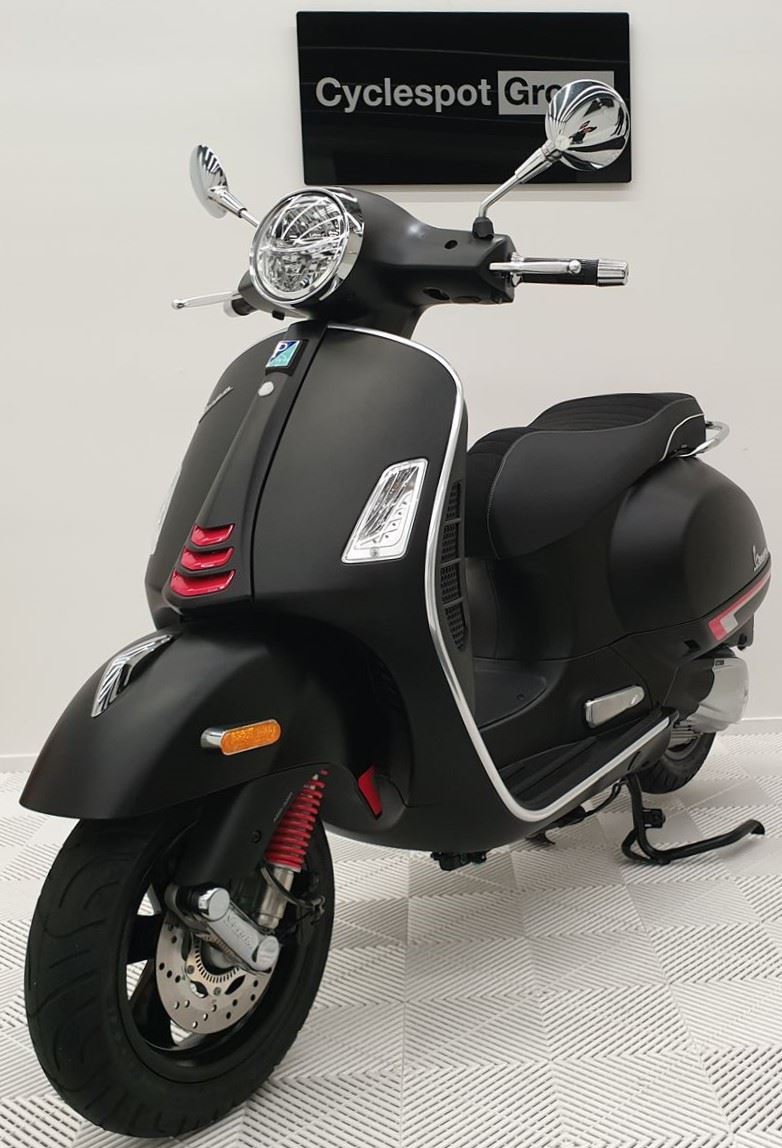 Load image into Gallery viewer, 2022 Vespa GTS 300 Super
