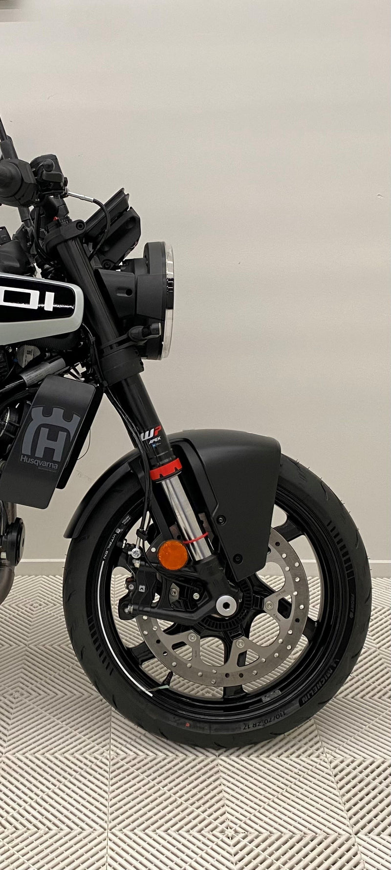 Load image into Gallery viewer, 2024 Husqvarna Vitpilen 401
