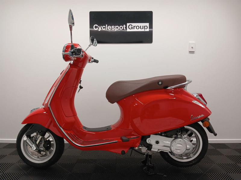 Load image into Gallery viewer, 2024 Vespa GTS 150 Super