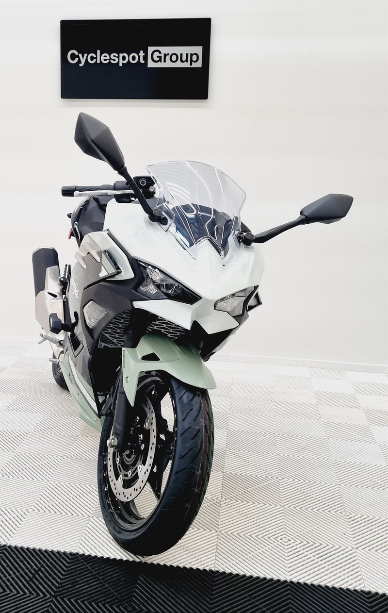 Load image into Gallery viewer, 2026 Kawasaki EX 500 Ninja SE (LAMS) - White
