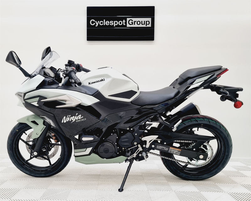 Load image into Gallery viewer, 2026 Kawasaki EX 500 Ninja SE (LAMS) - White
