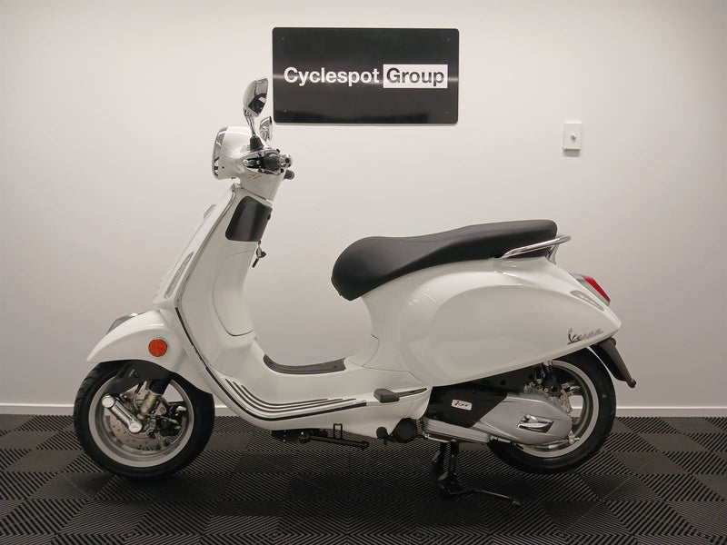 Load image into Gallery viewer, 2024 Vespa Primavera 150 | White Innocente
