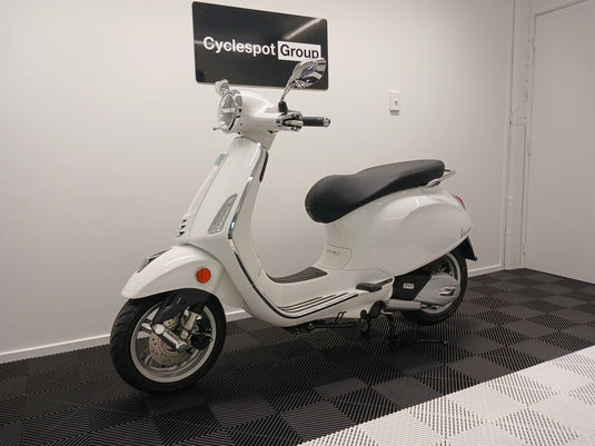 2024 Vespa Primavera 150 | White Innocente