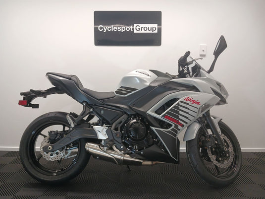 2026 Kawasaki ER650F PEARL WHITE