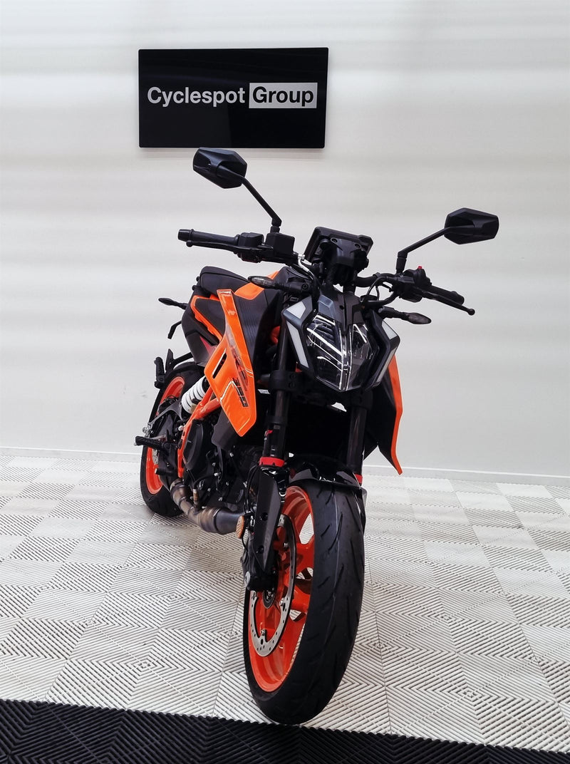 Load image into Gallery viewer, 2025 KTM Duke 390
