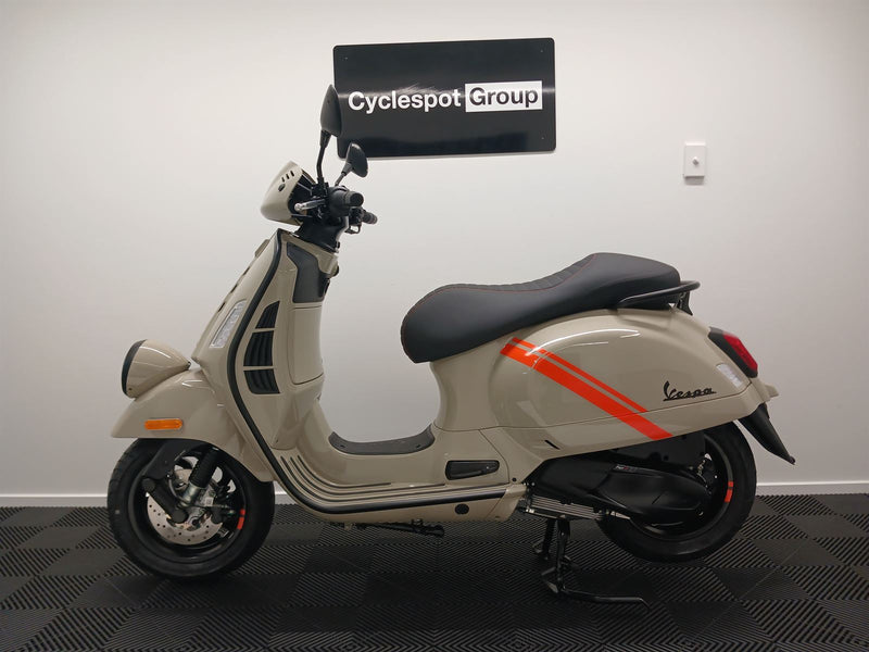 Load image into Gallery viewer, 2024 Vespa GTV 300
