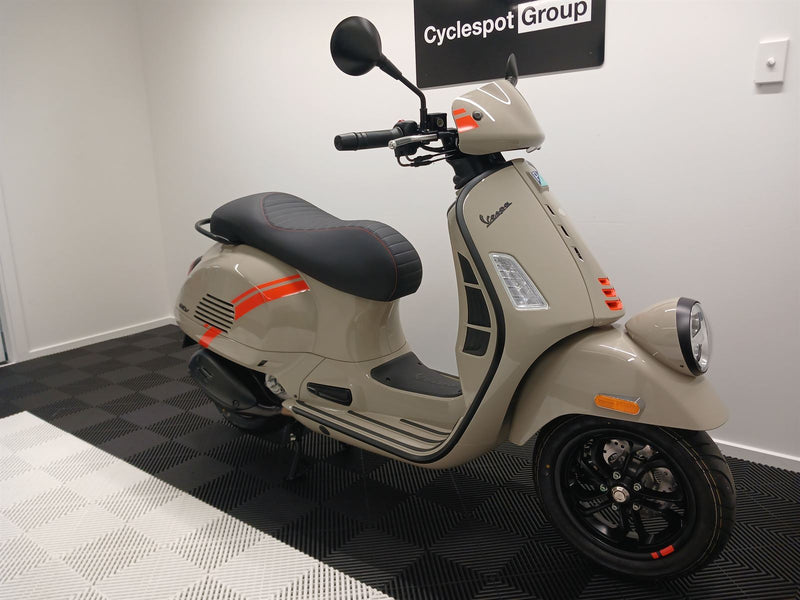 Load image into Gallery viewer, 2024 Vespa GTV 300
