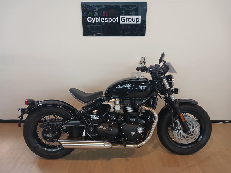 Load image into Gallery viewer, 2026 Triumph Bobber 1200 cruiser bike at Cyclespot
