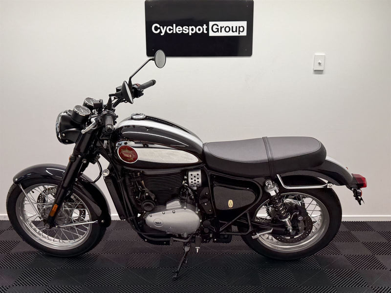 Load image into Gallery viewer, 2024 BSA Gold Star MIDNIGHT BLACK
