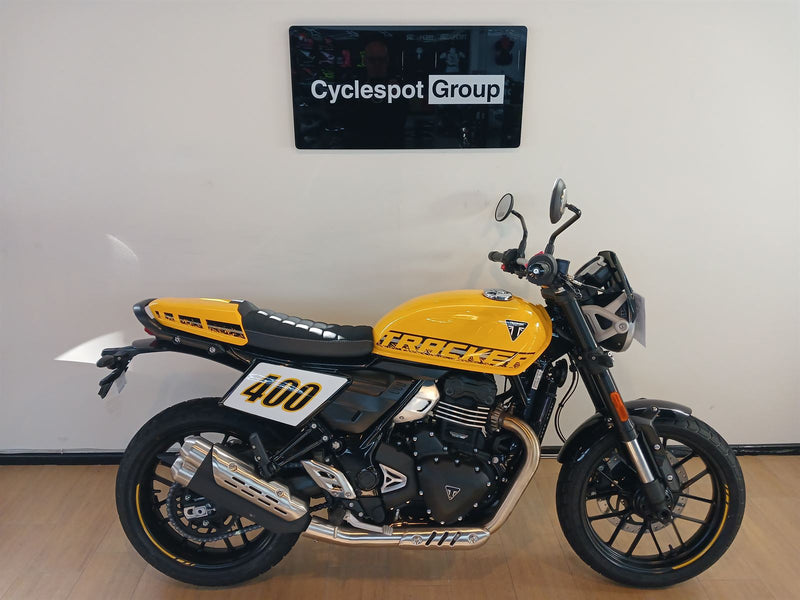 Load image into Gallery viewer, 2026 Triumph Tracker 400 classic bike at Cyclespot
