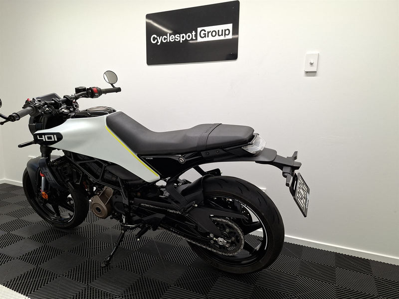 Load image into Gallery viewer, 2025 Husqvarna Vitpilen 401
