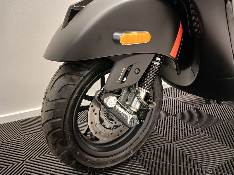 Load image into Gallery viewer, 2023 Vespa GTS 300 Super
