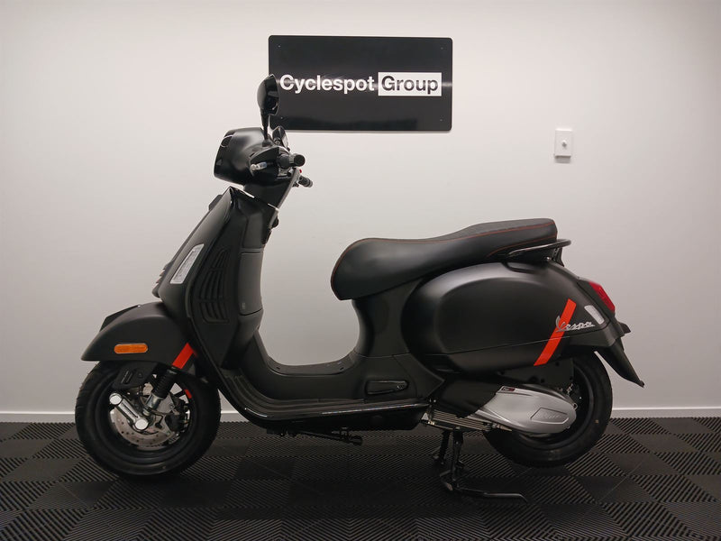 Load image into Gallery viewer, 2023 Vespa GTS 300 Super
