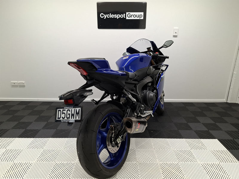 Load image into Gallery viewer, 2025 Yamaha YZF-R9 R9 - AKRAPOVIC EXHAUST
