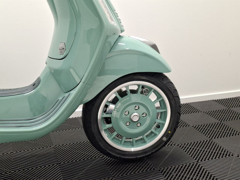 Load image into Gallery viewer, 2026 Vespa Primavera 80th Anniversary

