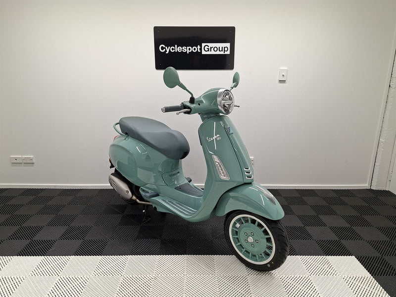 Load image into Gallery viewer, 2026 Vespa Primavera 80th Anniversary
