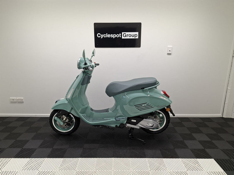 Load image into Gallery viewer, 2026 Vespa Primavera 80th Anniversary

