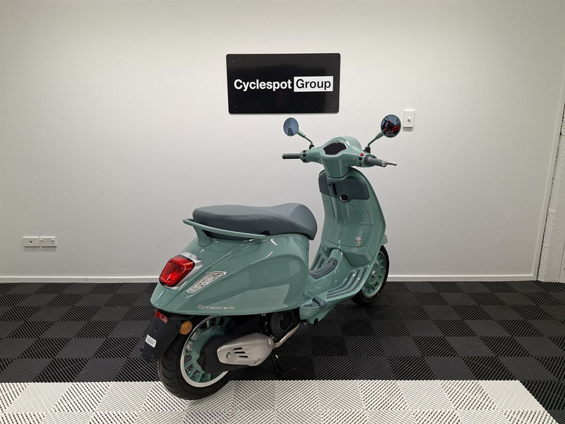 Load image into Gallery viewer, 2026 Vespa Primavera 80th Anniversary
