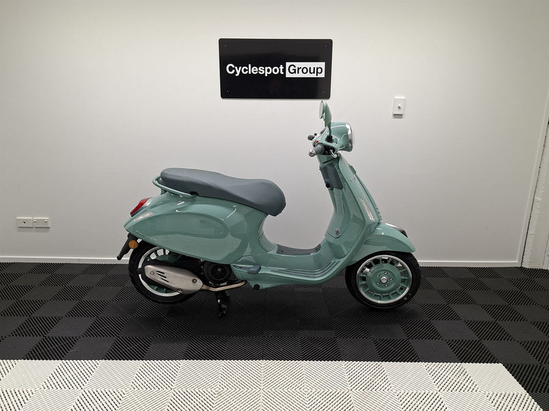 Load image into Gallery viewer, 2026 Vespa Primavera 80th Anniversary
