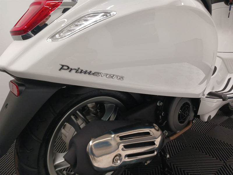 Load image into Gallery viewer, 2024 Vespa Primavera 150 | White Innocente
