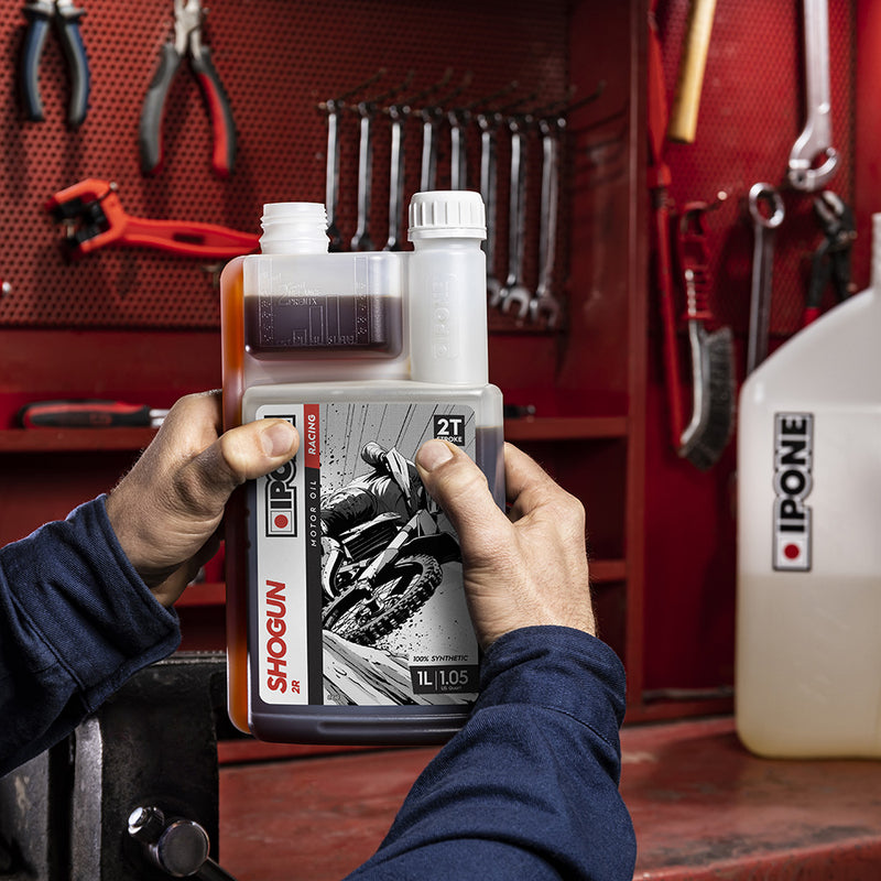 Load image into Gallery viewer, IPONE SHOGUN 2R 100% Synthetic 2T Oil - measuring canister
