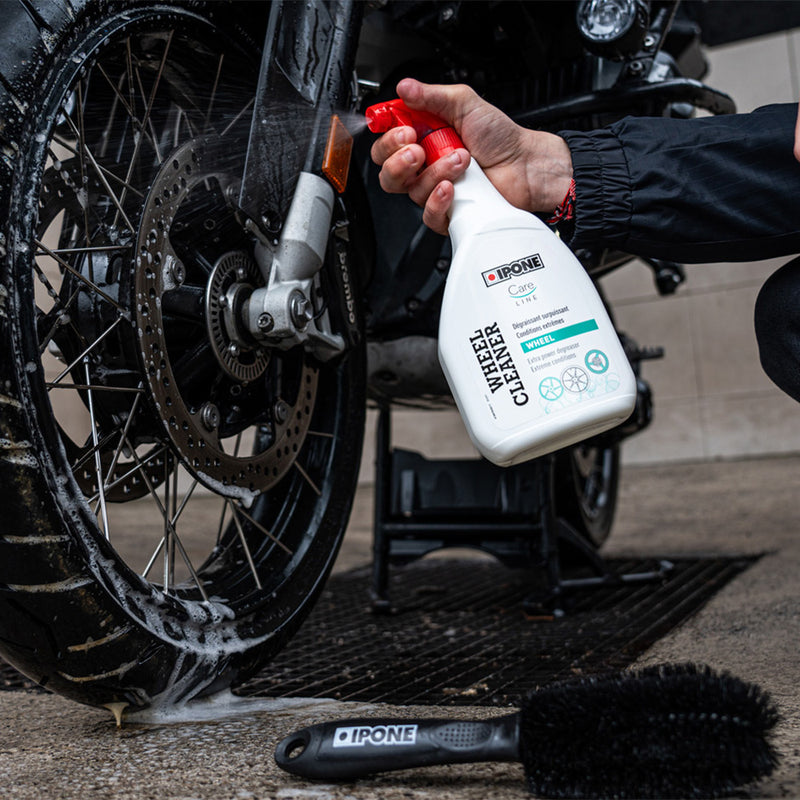 Load image into Gallery viewer, IPONE Cleaning Kit showing 1L Wheel Cleaner and Wheel Rim Brush
