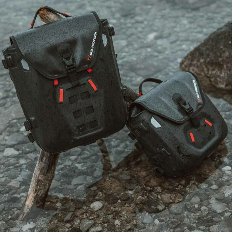 Load image into Gallery viewer, SYS BAG SW MOTECH WATERPROOF WITH ADAPTER PLATE 17L-23L RIGHT FOR SLC SIDE CARRIER

